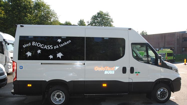 Teksten «Med BIOGASS på tanken» viser at Iveco Daily minibussene er særdeles miljøvennlige.