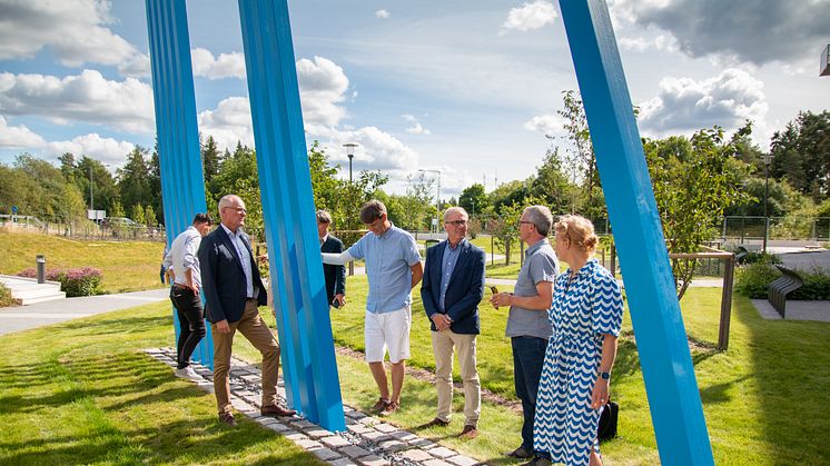 Olov Holst, kommunstyrelsen ordförande, Lars Björling, kultur- och fritidsnämndens ordförande och Mikael Falk, son till Lars-Eriks Falk m.fl var på plats när Modul skulptur invigdes.