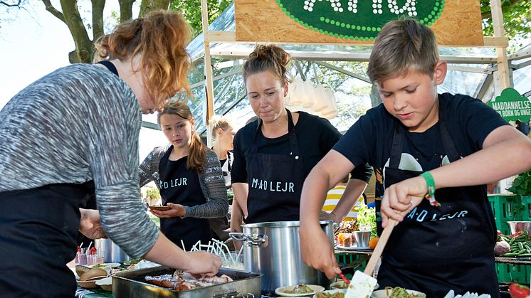 Madglade unge i fuld sving under kyndig vejledning af Arlas kok Britta Surland