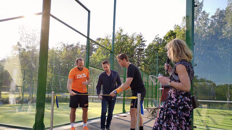 Henrik Söderberg, Måns Zelmerlöv och Jonas Andersson från PDL Group klipper invigningsbandet tillsammans med Madeleine Brehmer, ägare och vVD på Sabis