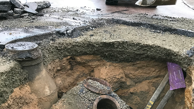 Ett slukhål har uppstått på Tågaborg i korsningen mellan Johan Banérs gata och Pålsjögatan . Bild: NSVA