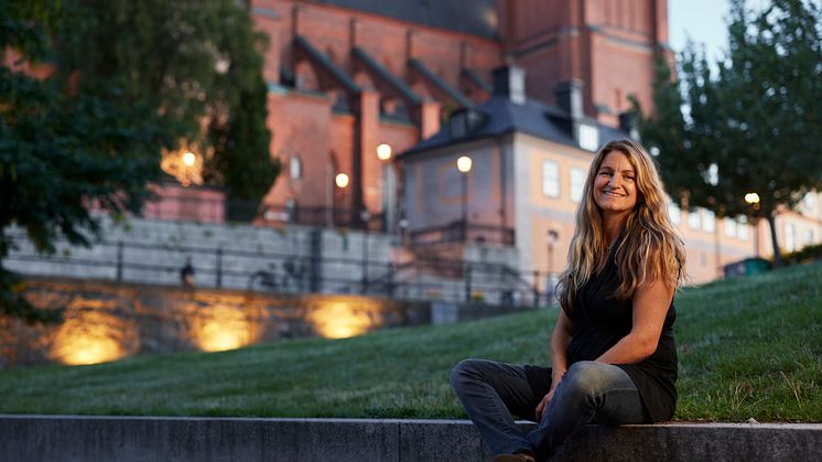 Bildtext: Ljusdesignern Marianne Lind framför ett av sina projekt, Uppsala domkyrka. Foto: Johan Alp