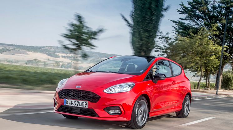 FORD_2017_IAA_Fiesta_ST-Line_Race_Red_01