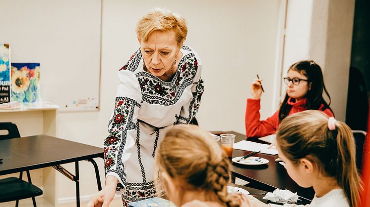 Flyktingar från Ukraina får hjälp att hitta sin plats i det svenska samhället hos Studiefrämjandet Stockholm.