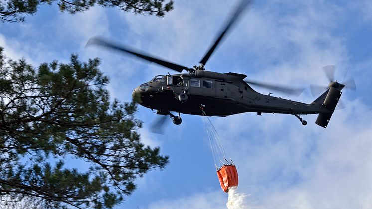 Svåra skogsbränder rasar på ett flertal platser i Sverige. Försvarsmaktens personal deltar i släckningsarbetet.