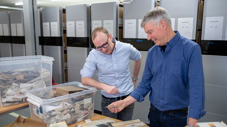 Ulf Sandqvist, avdelningschef för arkiv och specialsamlingar vid Umeå universitetsbibliotek och Göran Larsson, arkivarie vid Umeå universitetsbibliotek som arbetar med PO Enquists arkiv. Foto: Mattias Pettersson