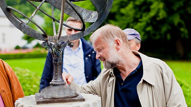 Dr. Alf Hermann führt Interessierte in den Sommerferien wieder durch den berühmten Freimaurerpark Louisenlunds