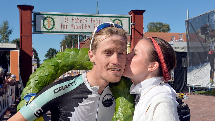 Alexander Wetterhall vann Cykelvasan 2015. Segerpuss från kranskullan Viktoria Stärner.