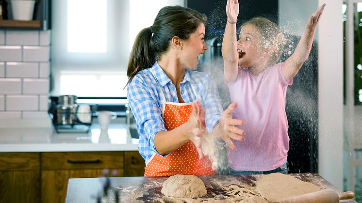 "Madlavning og bagning er en unik mulighed for at styrke relationer mellem børn og voksne" fortæller familievejleder Lola Jensen