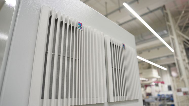 Nödkylningsfunktionen i den nya filterfläkten reagerar aktivt för att kompensera för en oväntad temperaturökning. Detta skyddar komponenterna från överhettning och undviker i värsta fall de kostnader som är förknippade med ett systemstopp.