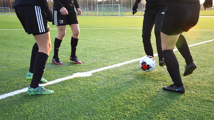 Se hit tjejer! Nu startar Ängelholms gymnasieskola lokal idrottsprofil med inriktning damishockey och damfotboll