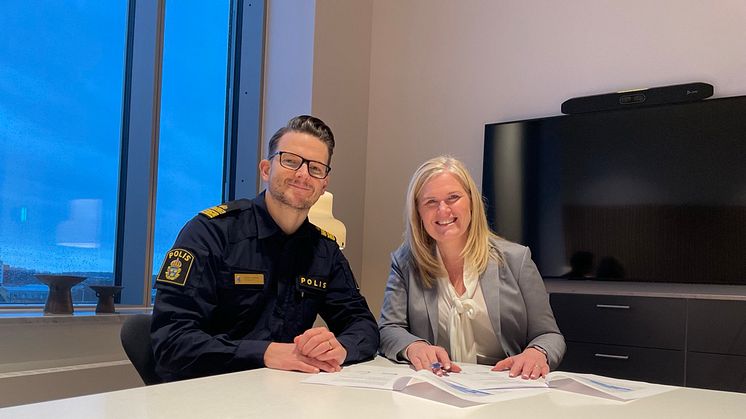 Freddy Nilsson, Polisen, och Annsofie Thuresson, kommunstyrelsens ordförande, signerade samverkansavtalet på plats i kommunhuset torsdag 28 december.