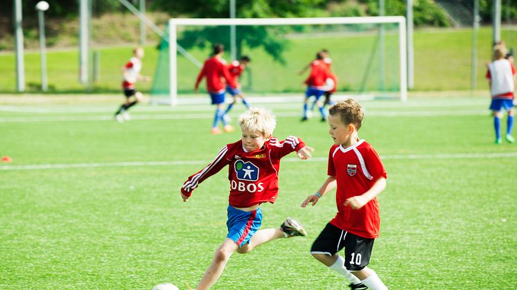 Verdens største fotballturnering samler mange spiller og publikummere. Sett bilen hjemme så kommer alle raskere fram!