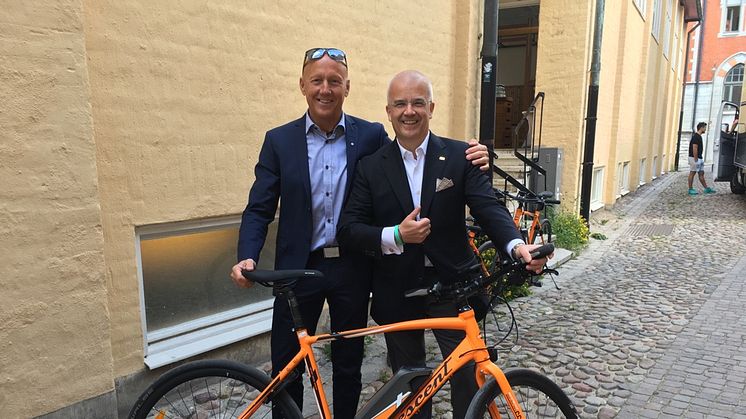 Crescent blir huvudsponsor för En Svensk Klassiker. På bilden En Svensk Klassikers vd Michael Thorén och  Tony Grimaldi, vd Cycleurope.