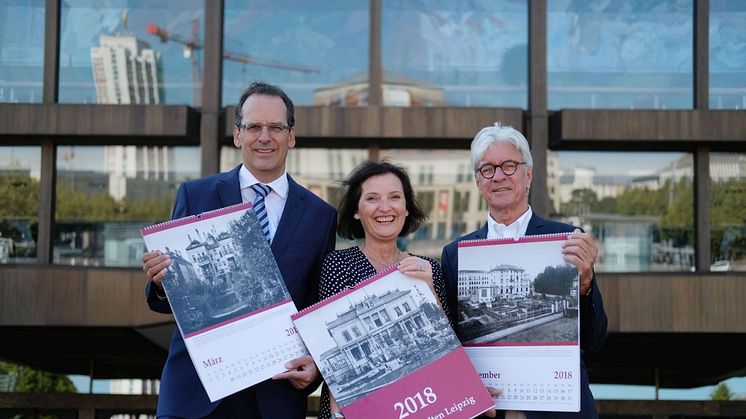 Volker Bremer und Marit Schulz (LTM GmbH) präsentieren gemeinsam mit Dr. Volker Rodekamp (Stadtgeschichtliches Museum Leipzig) vor dem Gewandhaus den Historischen Kalender 2018