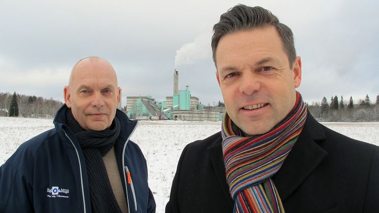 Leif Lundell tillsammans med Peter Jarl. I bakgrunden syns kraftvärmeverket i Björkborn.