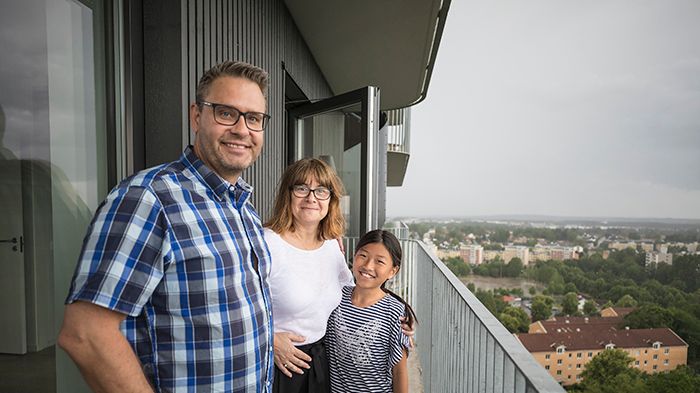 Fredrik, Carina och Meja Alserin är några av dem som precis flyttat in i Brf Vattentornet. Foto: Anders Bergön.