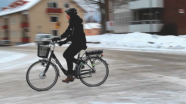 TioHundra har investerat i fler elcyklar för att minska användningen av bilar. Totalt finns nu 36 elcyklar.