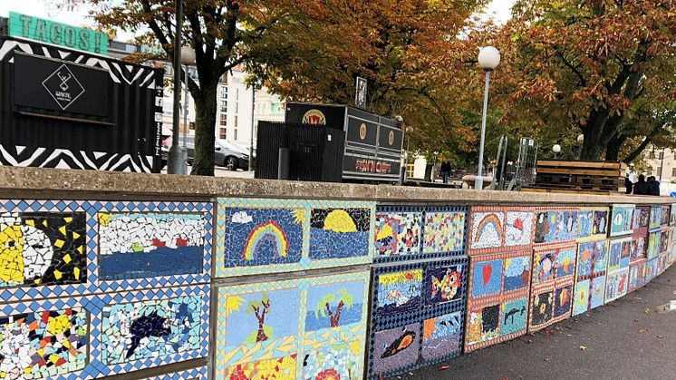 Tisdagen den 6 november kl. 13 invigs mosaikerna på muren runt Kungstorget av stadsdirektör Eva Hessman. Foto: Trygg, vacker stad