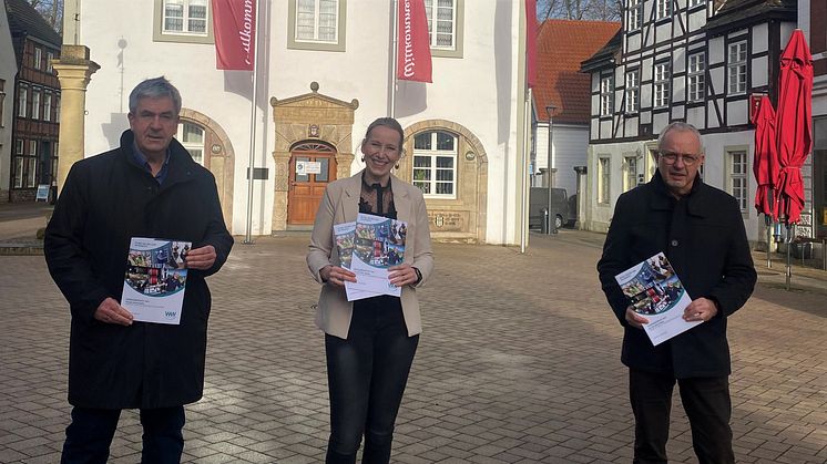 Druckfrische Exmeplare des Energieberichts für Brakel (v. l.): Bürgermeister Hermann Temme, Kommunalreferentin bei WW Leonie Riekschnietz und Johannes Groppe, Fachbereich Planen und Bauen, Brakel.