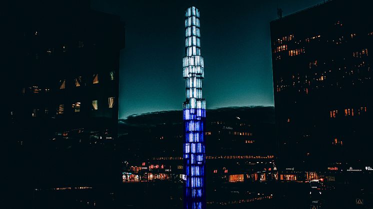 Stockholm borde lysa upp obelisken vid Sergels torg i blått och vitt för att visa att vi står enade mot terror, säger Jan Jönsson (L).