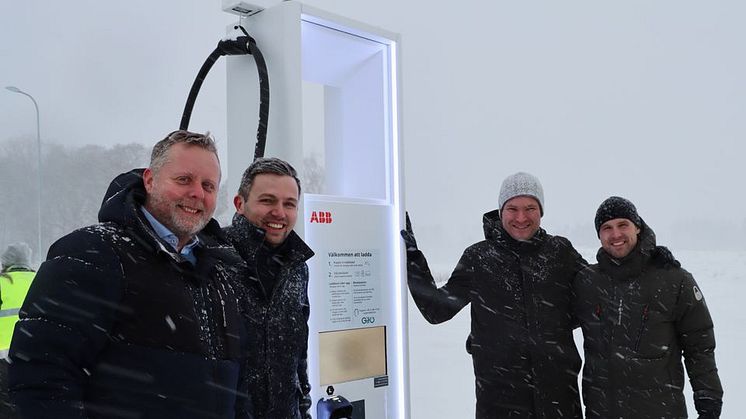 Nystartade Gito Heavy Charging Solutions är nu igång. Den 17 januari invigdes en ny laddstation för tung trafik i Köping. Mälarenergis Lars Nilsson står längst till vänster. Därefter följer Josip Glavas, Niklas Björkbacka och Jimmy de Mander Weidlert