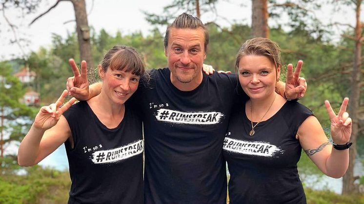 Runstreakaren Daniel Karlsson flankerad av Ellen Westfelt och Ann-Elise Tammar.