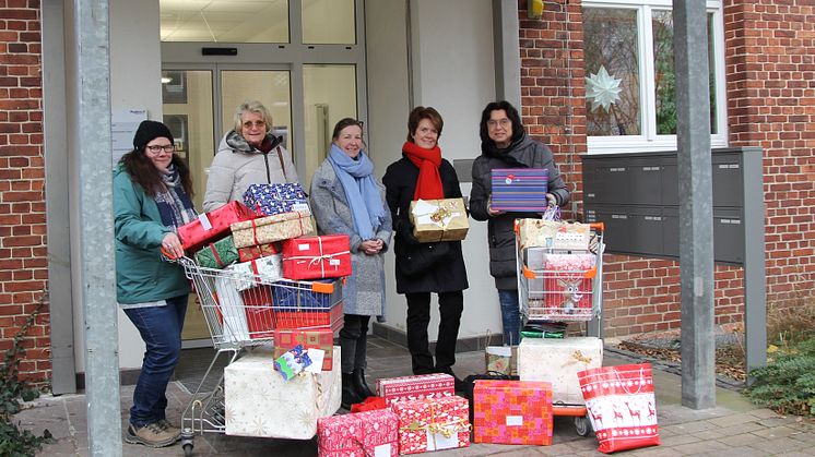 Birgit Massin-Erbe und Sigrid Gubelt vom Zonta Club Hanau übergeben die bunten Päckchen. Ursula Henkel (rechts), Jutta Neumann (Mitte) und Jennifer Sorg (links)  nahmen sie dankend entgegen und organisieren die Verteilung an die Bewohner*innen. 