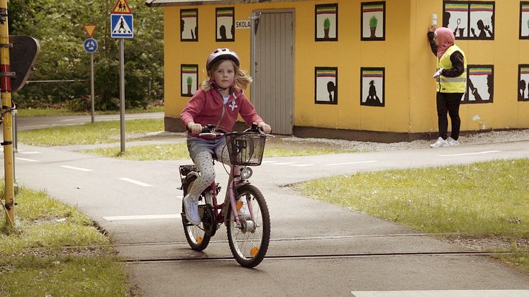 I ministaden får barnen koll på trafikreglerna