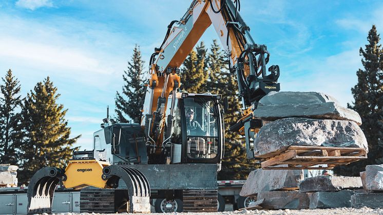 L'un des clients en dehors de la région nordique qui a réalisé la valeur du tiltrotateur équipé d’EC-Oil est Shamrock Earthworks Ltd. Basé à Calgary au Canada et dirigé par Sean Coghlan. 