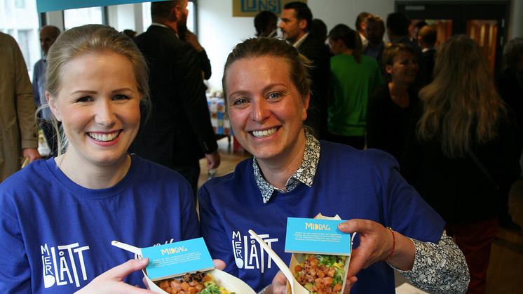 GLADLAKSER: Iselin Bogstrand (til venstre) og Sara Møllebakken i Norges sjømatråd serverte poké i forbindelse med workshop hos Helsedirektoratet.