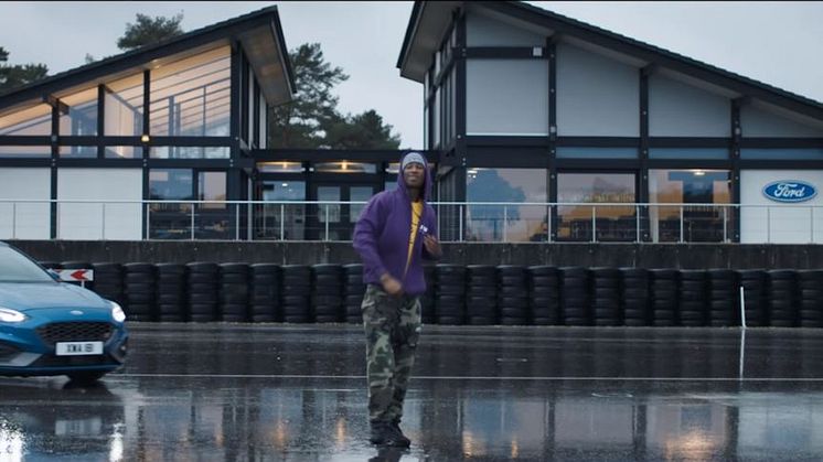 Rapper Blakie performt seinen Track „Jump“ an Bord des neuen Ford Focus ST