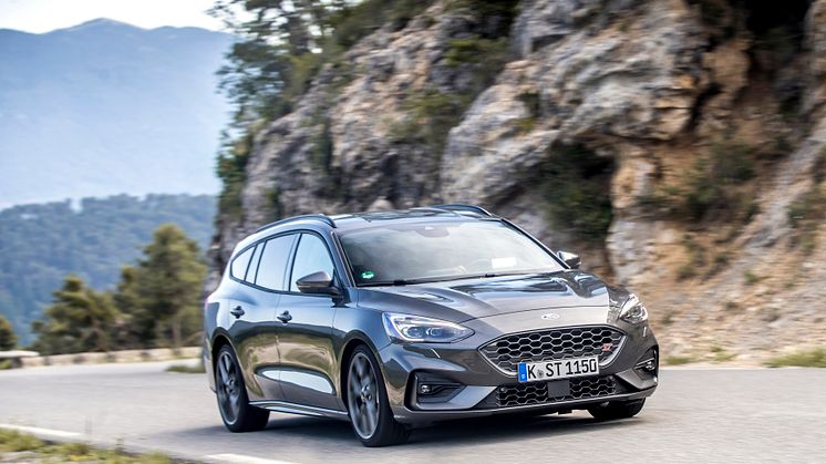 FORD_2019_FOCUS_ST_Wagon_Magnetic_16