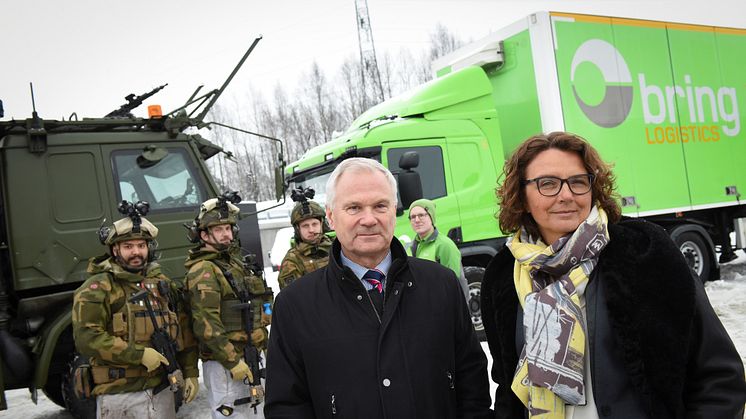 Administrerende direktør Petter Jansen i FLO og konsernsjef Tone Wille i Posten signerte kontrakten som gjør at Brings medarbeidere i fremtiden skal samarbeide med Forsvarets personell. Foto: Birger Morken, Posten