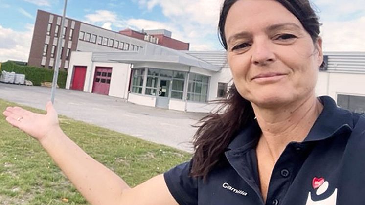 I höst återvänder Bilprovningen till Lund med en ny och lättillgänglig station ett stenkast från E22. På bilden visar regionchef Camilla Blennow var anläggningen kommer att ligga. Foto: Bilprovningen