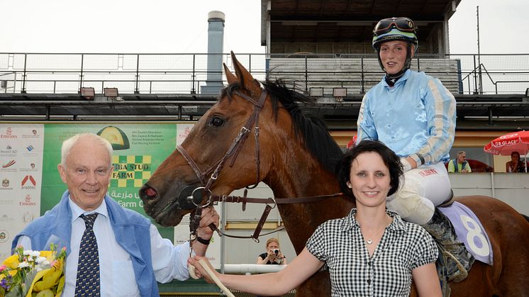 Arkivbild: Ägare Torbjörn Nobel i vinnarcirkeln på Jägersro Galopp tillsammans med hästen Intiango. Intiango är mamma till söndagens vinnare Philiango. Foto: Stefan Olsson/Svensk Galopp