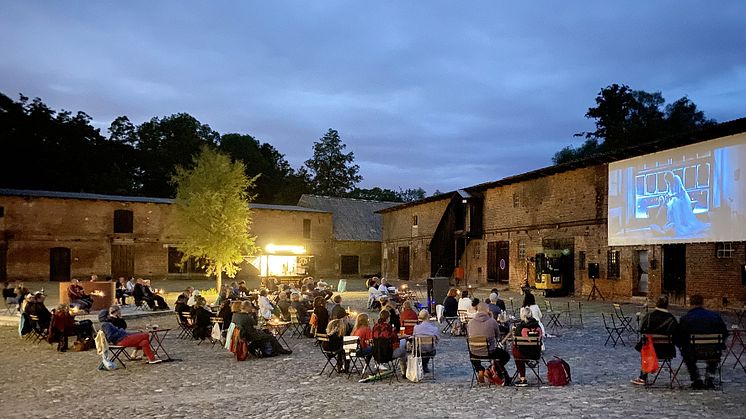 Kultur und Genuss - auf dem Schlossgut Altlandsberg an der frischen Luft. Foto: Schlossgut.