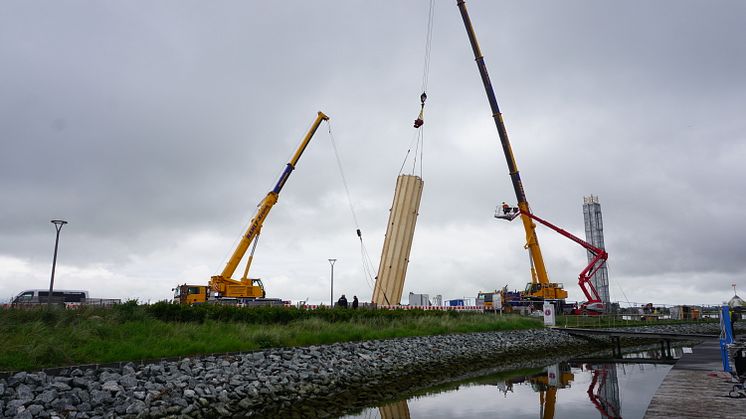 Spektakuläre Kranung des Innengerüsts für den neuen Aussichtsturm an der Yachthafenpromenade auf Fehmarn. © TSF