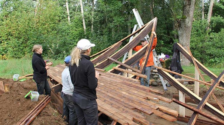 Arkitektstudenterna från Team Stream under uppförandet av vindskyddet i Östafors.