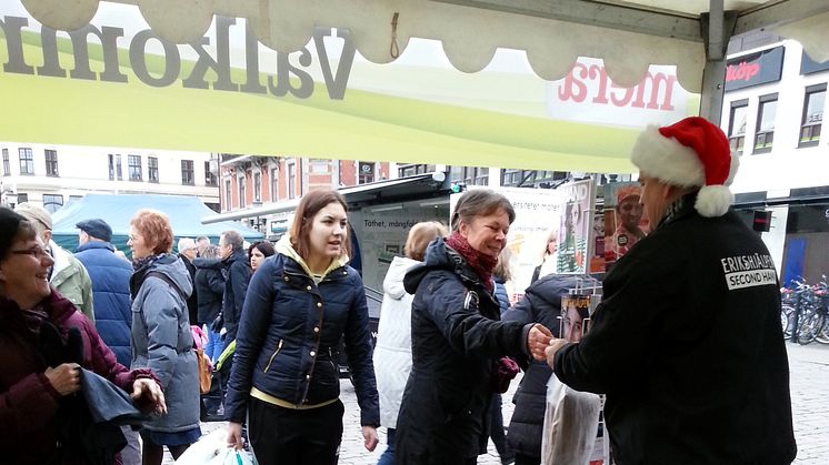 Linköpingsbor generösa med klappar till Erikshjälpens insamling