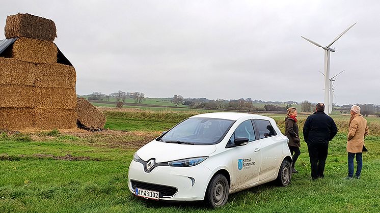 Sören Stensgaard, teknisk chef på Samsö kommun, Ann-Marie Lindén och Owe Johansohn från beredning 2 i Ängelholms kommun körde ut och tittade på några av Samsös elva vindkraftverk. Höbalarna är bränslelager till ett andelsägt fjärrvärmeverk.