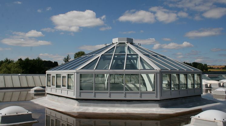 Blick auf das neue Dach des Grünhauses am Rothbühl. 