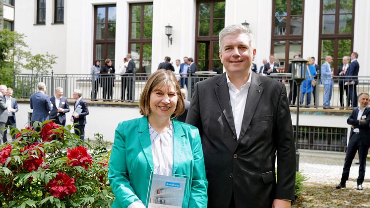 Regina Stiegeler und Marcus Betz (Direktor Vertrieb Unternehmens- /Firmenkunden/Bauträger) freuen sich über die Auszeichnung.