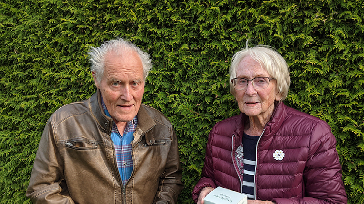 «Jeg fjernet 300 snegler fra tomten hver kveld. Med Sneglebaren unngår jeg det og sneglene lar hagen vår være i fred, sier Lars-Erik.»