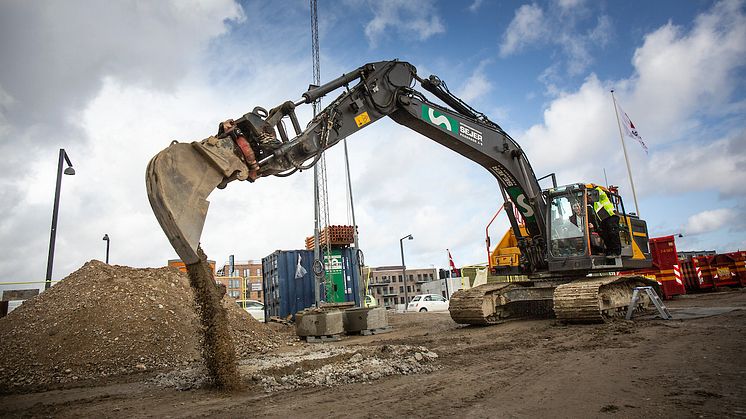 Boligminister Kaare Dybvad tog tirsdag første spadestik til 148 almene boliger i Ørestad Syd, som AG Gruppen bygger for Boligforeningen AAB. 