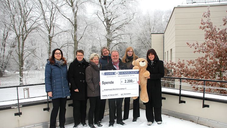 Sandra Schömburg, Annett Steinbach-Kratzsch, Katrin Hensel, Michaela Ernst,  Hans-Frank Kertscher, Denise Hensel von der Hennecken & Ernst Consulting GmbH Leipzig mit  Mona Meister vom Kinderhospiz Bärenherz