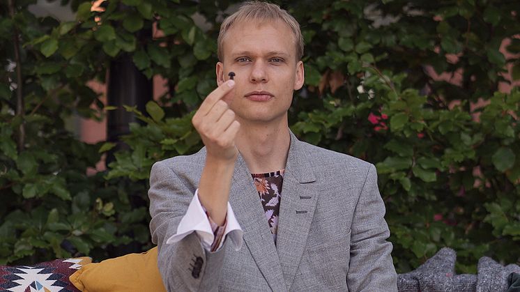 Jakob Sandman har utvecklat världens första öronpropp av återvunnen plast. Bild: Ines Alic/Malmö universitet
