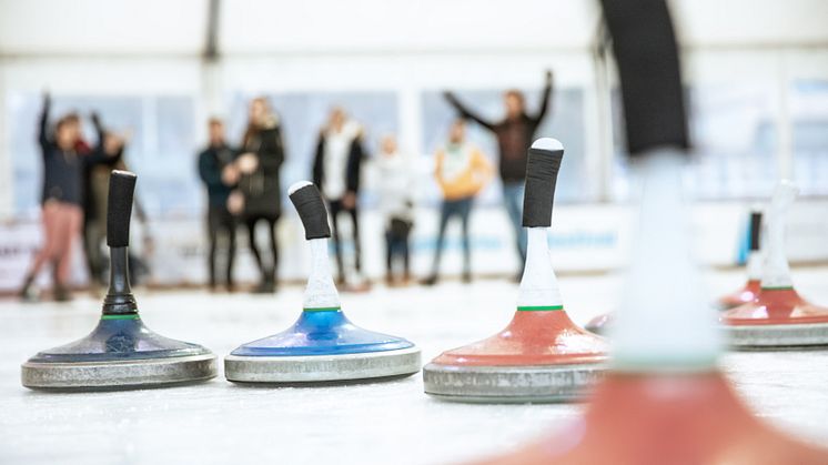 Eisstockschießen eignet sich auch bestens für Firmenfeiern.