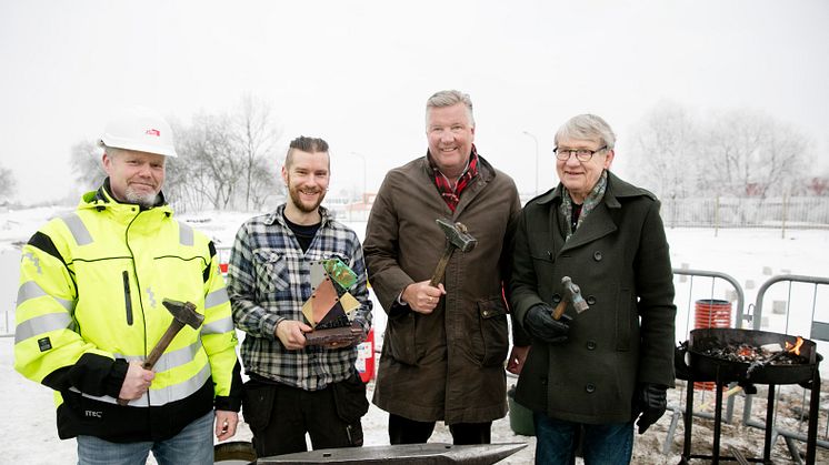 De som nitade fast symbolen för satsningen på Bäckby var Johan Persson, JSB, smeden Henke Levay, Mikael Källqvist och Lars Korkman från Mimer.