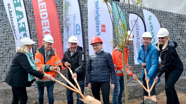 Första spadtaget - Sisjödal bostadsområde i Sisjön utvecklas av Derome, Egnahemsbolaget, Framtidens Byggutveckling, Familjebostäder, PEAB, Stena Fastigheter och Veidekke.